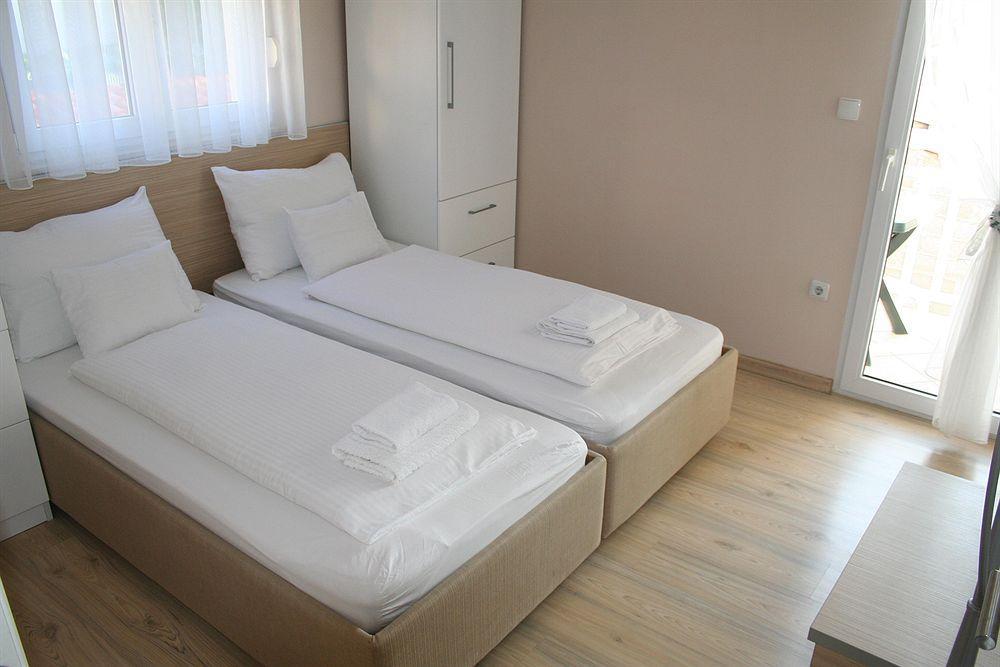 Johnny Apartment *