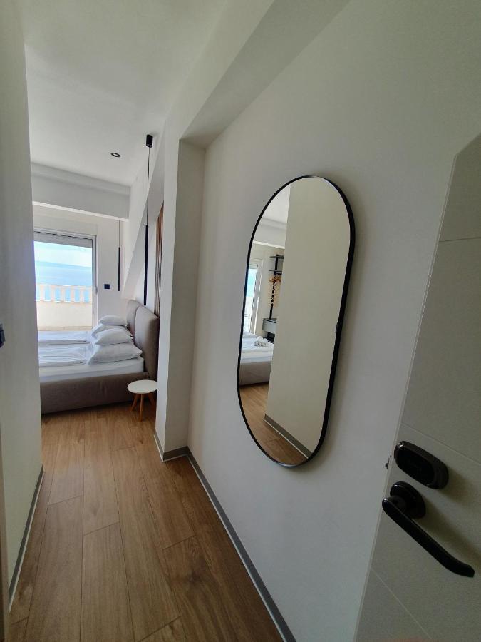Johnny Apartment *