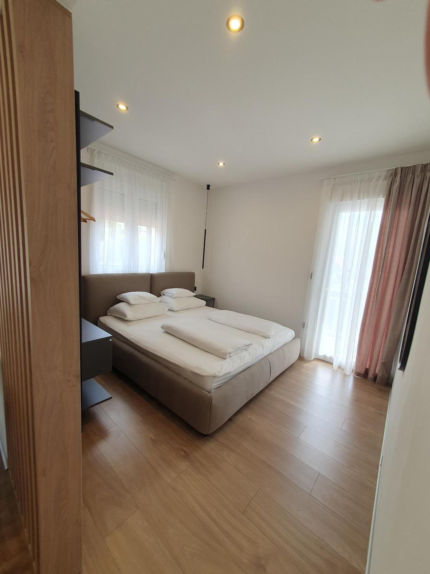 Johnny Apartment *